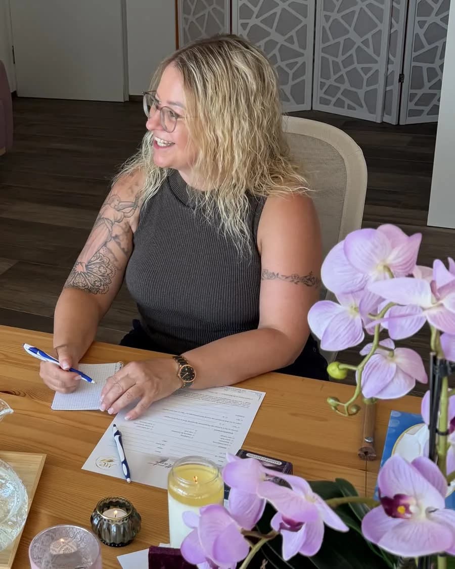 Mariana Bauer sitzt lächelnd an ihrem Tisch.